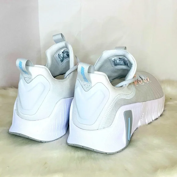 New Nike Free Metcon 6 in Photon Dust and Metallic Silver Women's size 10 - Picture 2 of 9